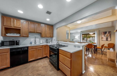 Campus Farm House | Central/Fenced Backyard/4 BR 2 BA/Fire Pit