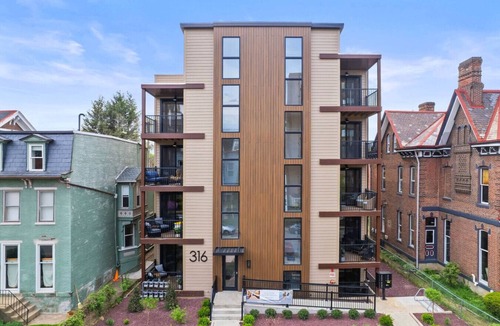Shadyside Apartment | Central & Immaculate| 3BRs w/2 Decks + Workspace