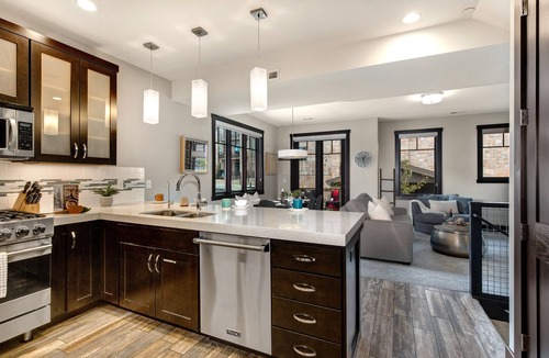 Park City House | Central Location, Hot Tub, Chef's kitchen + Community Amenities!