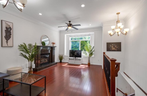 Renfrew-Collingwood Apartment | Central Spacious 3 Br Upstairs