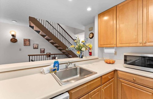 Carnelian Woods House | Central Townhome with Summer Pool and Walk to Lake!