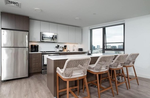 Central Square House | Central Upscale 2BR Condo wGym Office & Parking