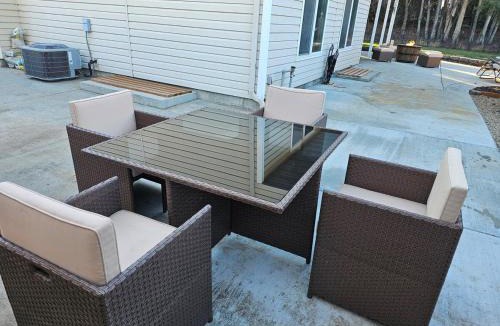 Meridian Apartment | Centrally Located 1500 SqFt Private Guest Suite with Hot Tub
