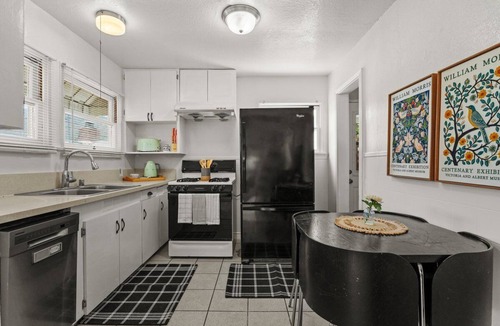 La Crescenta Cottage | Centrally Located 2-bedroom, 1-bath Cottage with Mountain Views & Private Deck