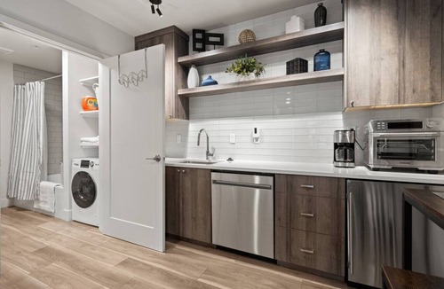 Walluga Apartment | Centrally Located Dog-Friendly Lake Oswego Studio