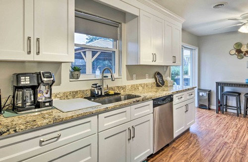 Martinez House | Centrally Located Martinez Home w/ Backyard!