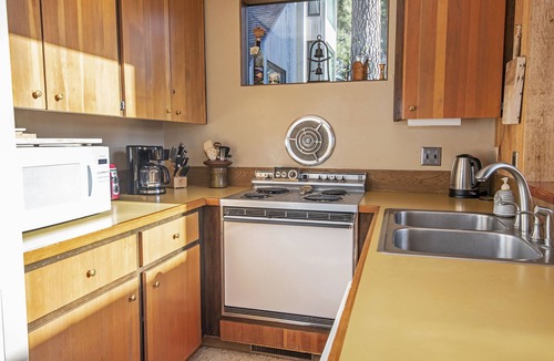 Black Butte Ranch House | CH059 | REDUCED RATES THRU 2025 - Pet friendly with Lake & Mountain views!