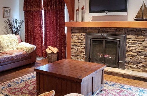 Courtenay Ski Chalet | Chalet SterBo Mount Washington - Hot Tub, Ski-in/out