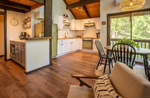Glencoe Ski Chalet | Chalet with hot tub, fireplace, BBQ