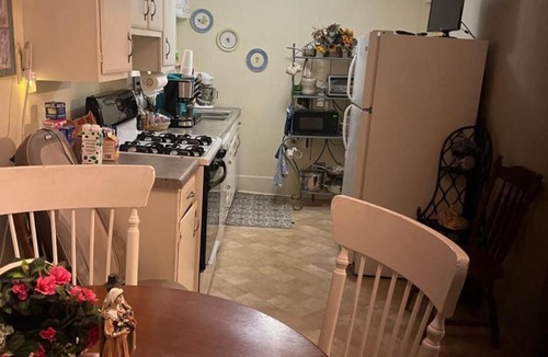 Rosewood Apartment | Charleston, SC themed - PRIVATE 1 QUEEN BED 1 BATH APARTMENT 2 FUTONS THAT FOLD OUT FLAT TO SLEEP ON & LEATHER LOVE SEAT GAS LOGS IN LIVING ROOM FULL KITCHEN POKER BUMPER POOL TABLE CONVENIENTLY LOCATED IN COLUMBIA SOUTH CAROLINA 1 QUEEN BED & 2 SOFA BEDS