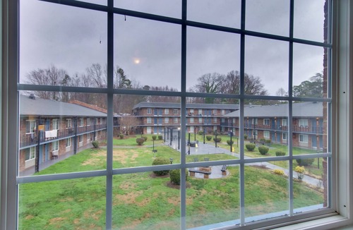 Sheffield Park Apartment | Charlotte Gem w/Gym: Near Hospitals & Park Expo