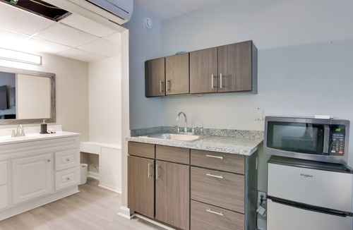 Sheffield Park Apartment | Charlotte Studio w/Gym: Near Hospitals, Park Expo