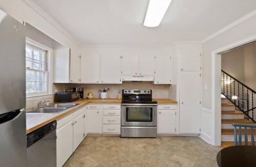 SouthPark House | Charm of Southpark - 4 Beds & Backyard