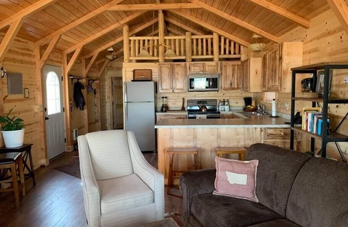 Babb House | Charming 1-Bedroom Cabin on Duck Lake