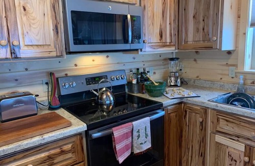 Babb House | Charming 1-Bedroom Cabin on Duck Lake