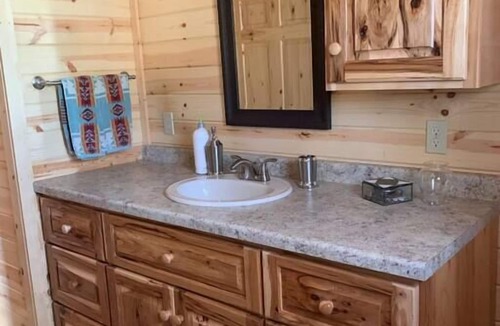 Babb House | Charming 1-Bedroom Cabin on Duck Lake