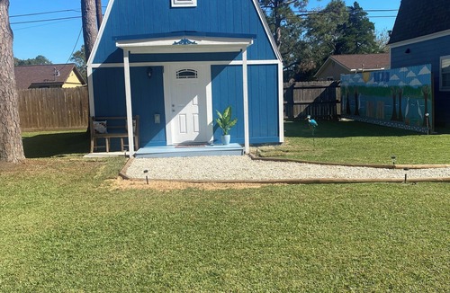 Dickinson Cottage | Charming 1-bedroom cottage in Dickinson,Tx with WiFi,