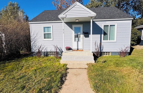Raymond House | Charming 1-bedroom house in Plentywood with pull out couch and air mattress.