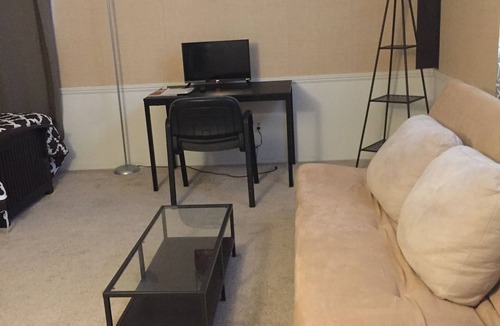 Lancaster House | Charming 1-bedroom in the gated community house with AC and WiFi in Palmdale
