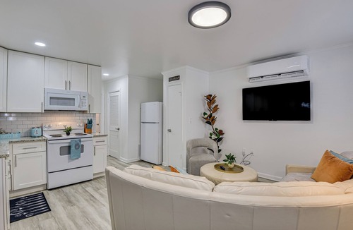 Midtown House | Charming 1-bedroom near Medical and Golf! Ground Unit A!