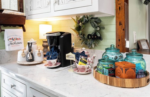 Jackson Cottage | Charming 1-bedroom Pearl Cottage with WiFi in the historic Casey Jones Village