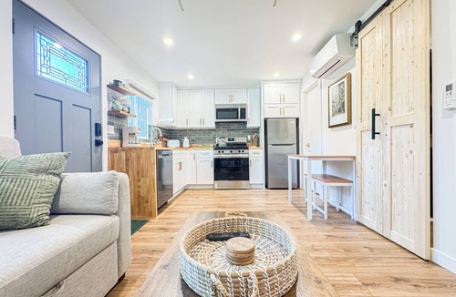 Woodland Hills House | Charming 1-Bedroom Oasis in Woodland Hills- RE