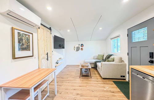 Woodland Hills House | Charming 1-Bedroom Oasis in Woodland Hills- RE