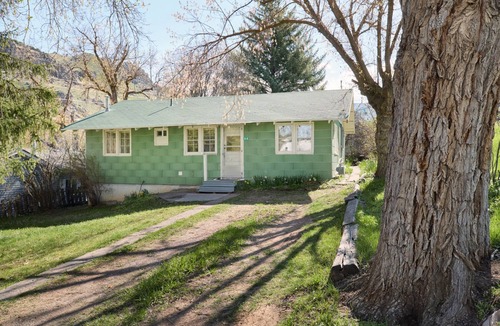 Lava Hot Springs House | Charming 1930's cottage steps away from the world famous Lava Hot Springs