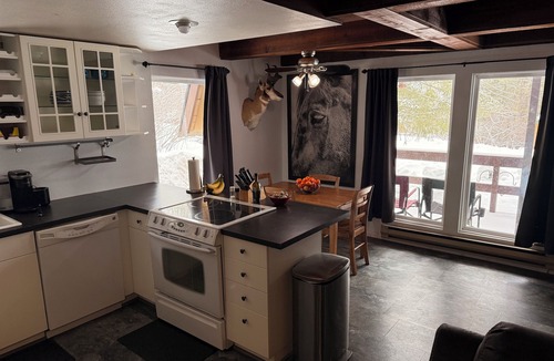 Thayne Cabin | Charming 2-bedroom cabin, bordering forest WiFi and Hot Tub in Star Valley Ranch