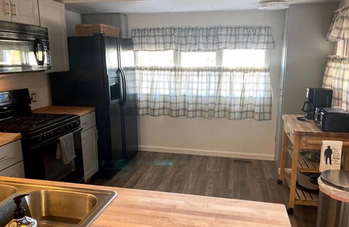 Desert Sands Golf Country House | Charming 2-bed mobile home with AC, WiFi in Mesa golf course community, all-age.