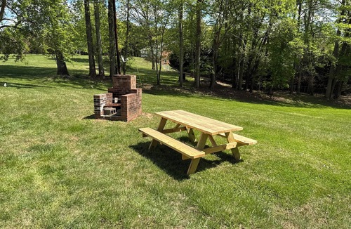 Pilot Mountain House | Charming 2-bedroom Cottage with AC and WiFi in Pilot Mountain