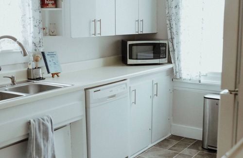 Grundy Center Apartment | Charming 2-bedroom apartment in awesome Downtown Grundy Center