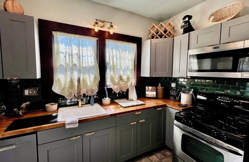 Sapulpa House | Charming 2-Bedroom Bungalow: Historic Route 66 & Crossroads of America!