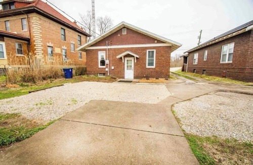 Princeton House | Charming 2-bedroom house in Princeton with 2 queen beds, full kitchen and porch!