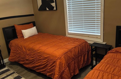 Inkster House | Charming 2-bedroom house in Inkster with WiFi access 10 MINUTES FROM DTE