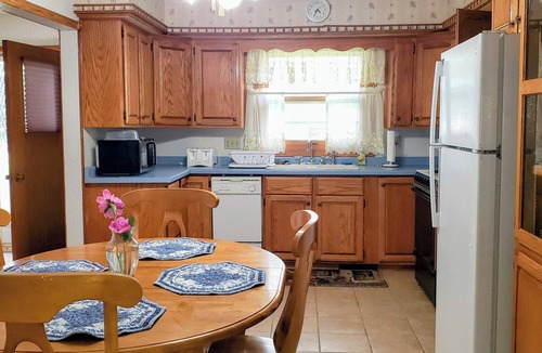 Esmond House | Charming 2-bedroom house in Esmond with AC