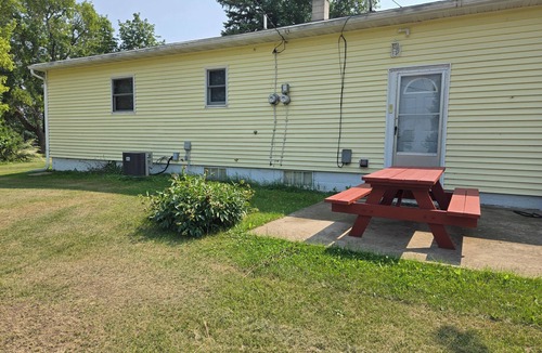 Esmond House | Charming 2-bedroom house in Esmond with AC
