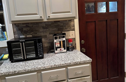 London House | Charming 2-bedroom house in amazing London, KY with AC, WiFi