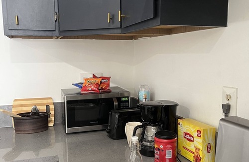 Palms House | Charming 2-Bedroom Guesthouse, Private, fully fenced Backyard, near Culver City!