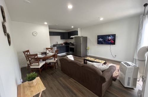 Palms House | Charming 2-Bedroom Guesthouse, Private, fully fenced Backyard, near Culver City!