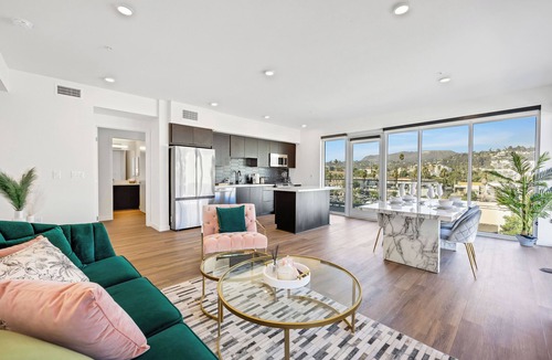 Little Armenia Hotel | Charming 2-bedroom in Hollywood with Hollywood Sign View