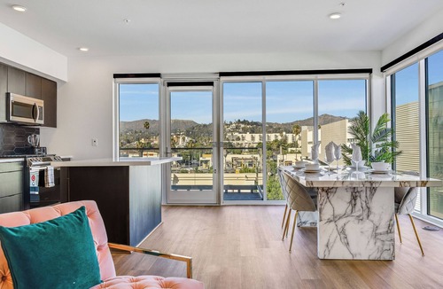 Little Armenia Hotel | Charming 2-bedroom in Hollywood with Hollywood Sign View