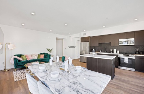 Little Armenia Hotel | Charming 2-bedroom in Hollywood with Hollywood Sign View