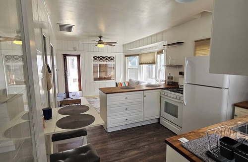 Los Angeles County House | Charming 2-bedroom bungalow in beautiful Venice Beach, CA, steps away from beach