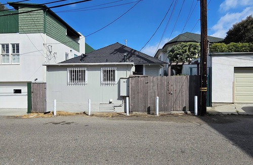 Los Angeles County House | Charming 2-bedroom bungalow in beautiful Venice Beach, CA, steps away from beach