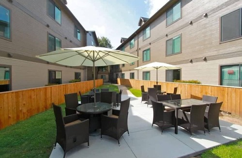Riverside Apartment | Charming 2BR king beds suite next to DT w/pool