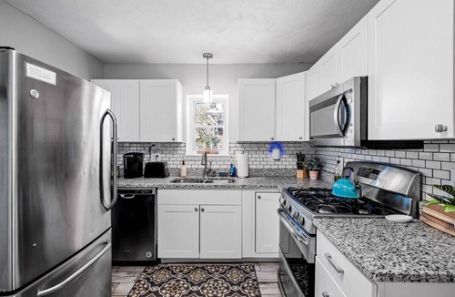 Cleveland Apartment | Charming 3/1.5 Cleveland Home