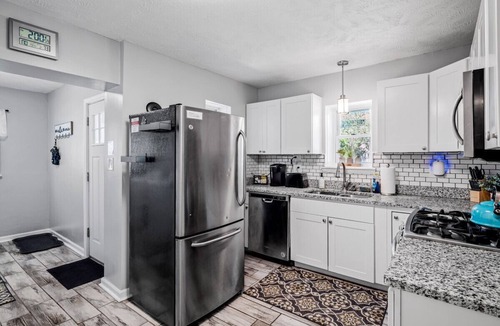 Cleveland Apartment | Charming 3/1.5 Cleveland Home