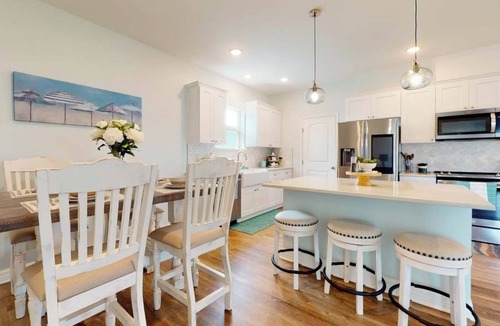 Crystal Beach Cabin | Charming 3-bedroom cabin near the beach with AC in Pleasant Bolivar Peninsula