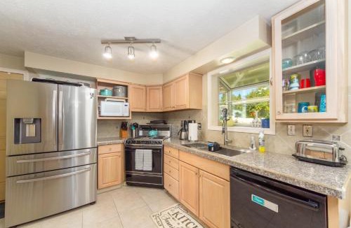 Spokane Valley House | Charming 3 Bed 2 and a half Bath Family Oasis - Pool BBQ Fire Pit